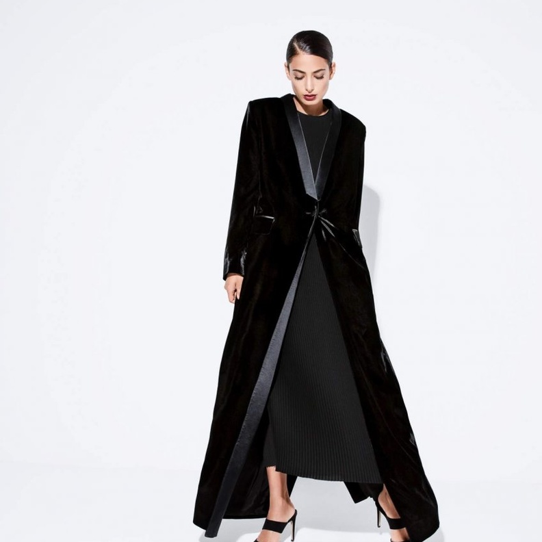 لإطلالة رسميّة بلمسات البساطة الراقية اخترنا لك عباية سوداء مع اطار ذهبي من تصميم AAB 