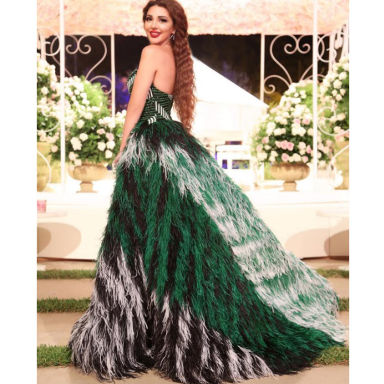 ميريام فارس تتألق بموضة الفستان العصري الشبابي والملون