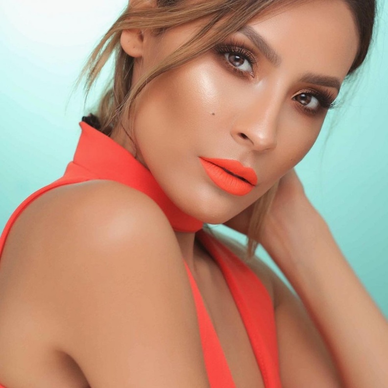 شفاه فاقعة مع ديزي بيركينز