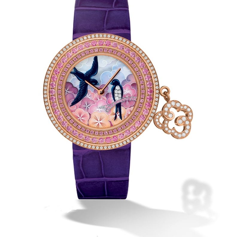 ساعة فان كليف آند أربلز من الذهب الوردي والماس والياقوت وعرق الؤلؤ