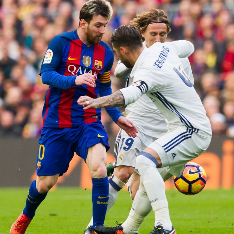 فوز فريق برشلونة على غريمه التقليدي ريال مدريد بنتيجة 3-2 في إطار منافسات المرحلة الـ 33