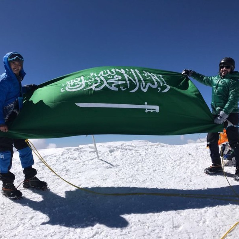 أول فريق سعودي يصل إلى قمة كازبك 