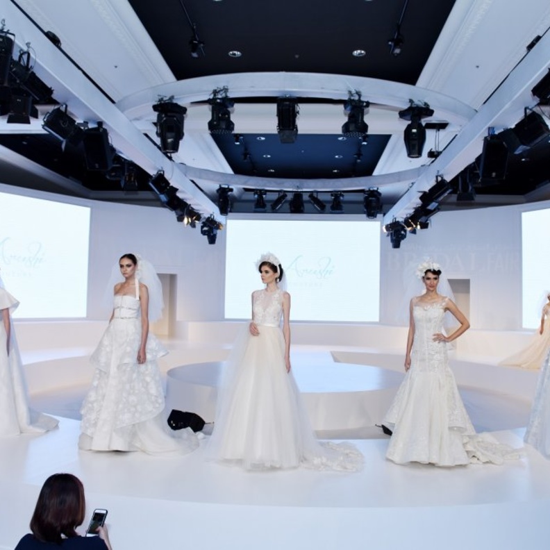 عرض فساتين الزفاف في معرض الشارقة للعروس