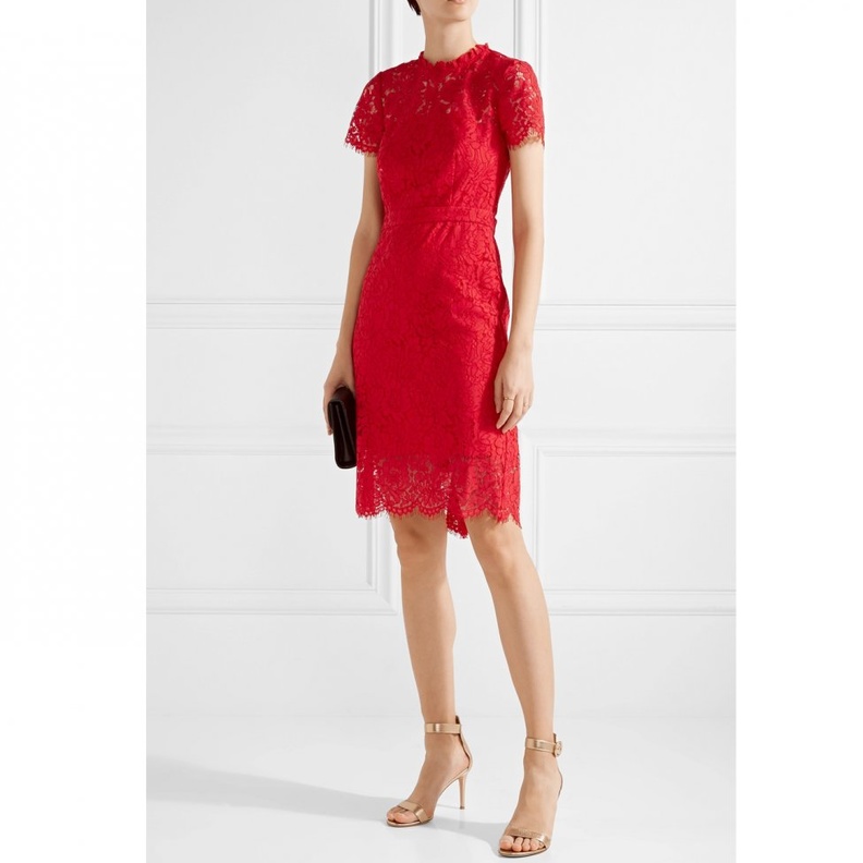 ارتدي فستان أحمر من الدانتيل لتستقبلي صديقاتك بعد العرس