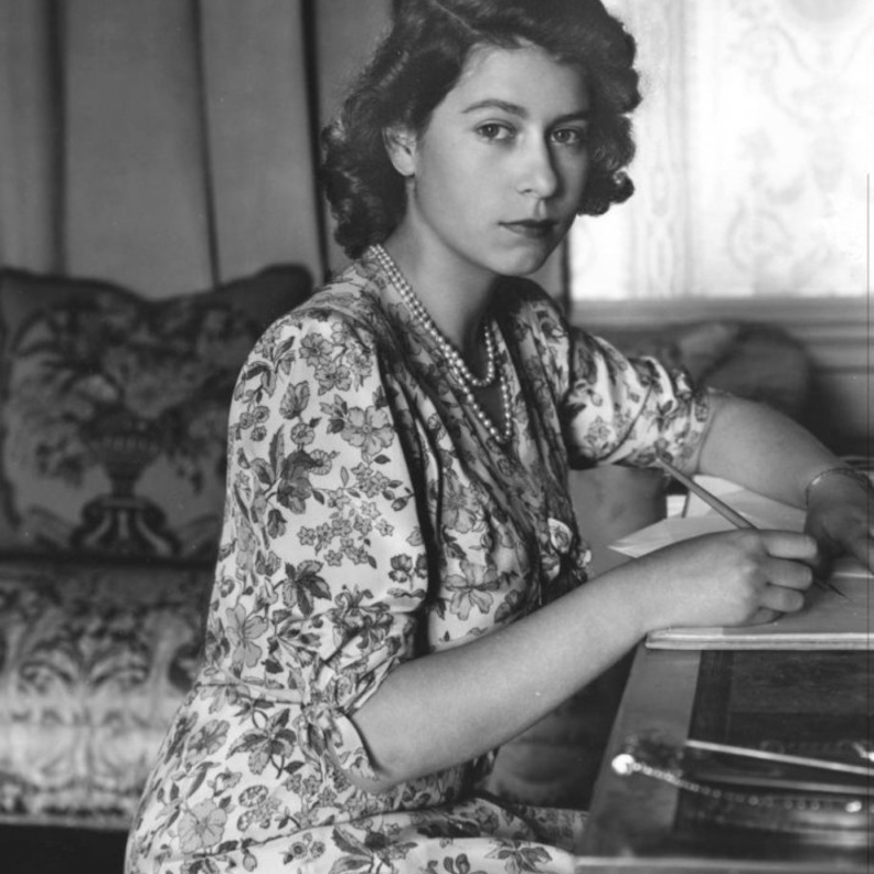 ردة فعل الملكة عندما تستخدم صديقاتها عبارات السباب