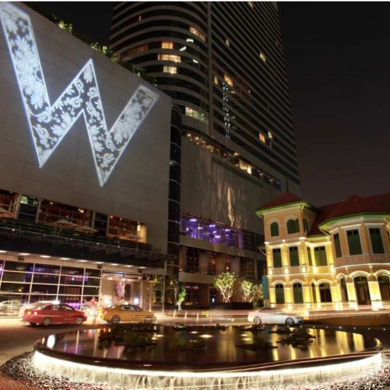 يوجد فندق دابليو بانكوك في حي السفارات (Embassy Row) الراقي