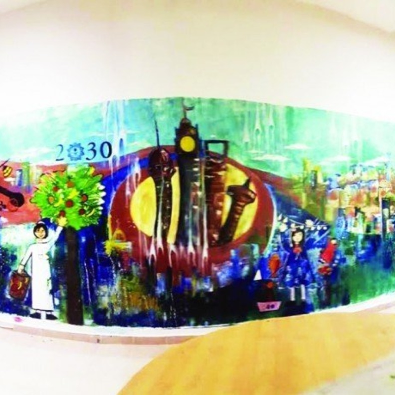 نفذ الجدارية الفنانات بالتعاون مع طالبات نادي الصم.