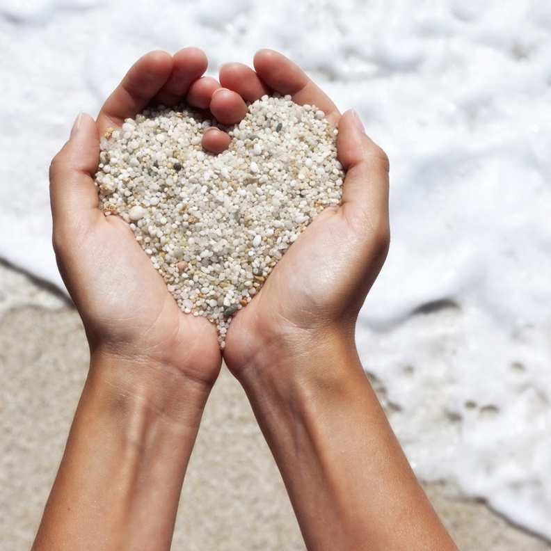 رمل البحر هو من أفضل المقشرات الطبيعية للجسم