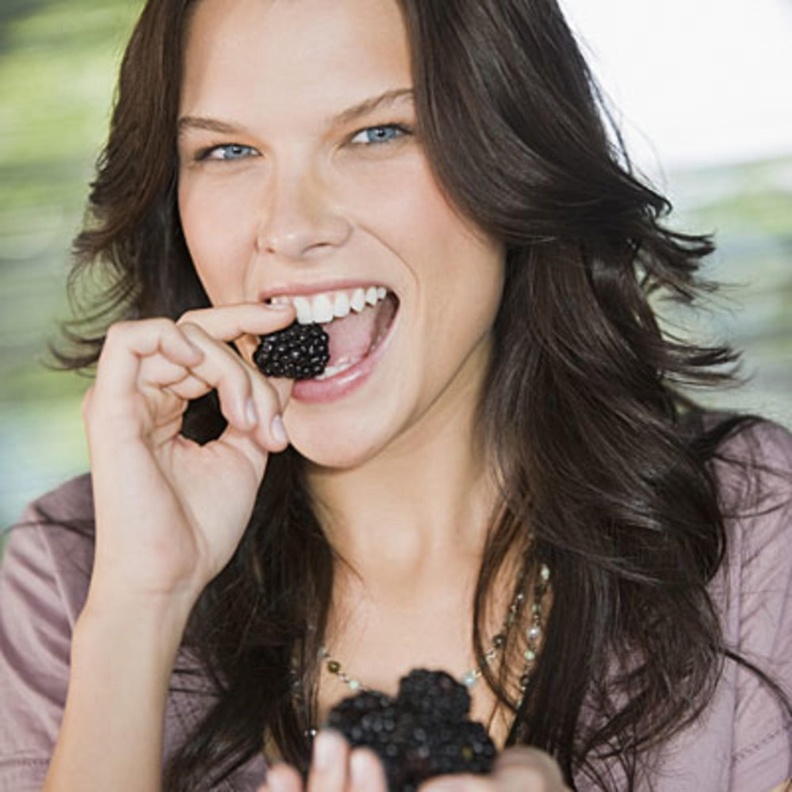 فوائد فول الصويا والتوت في حماية المرأة من امراض الثدي