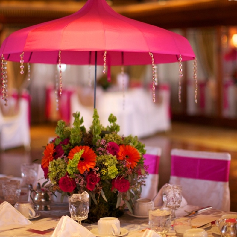 مظلات في مزهريات الورود