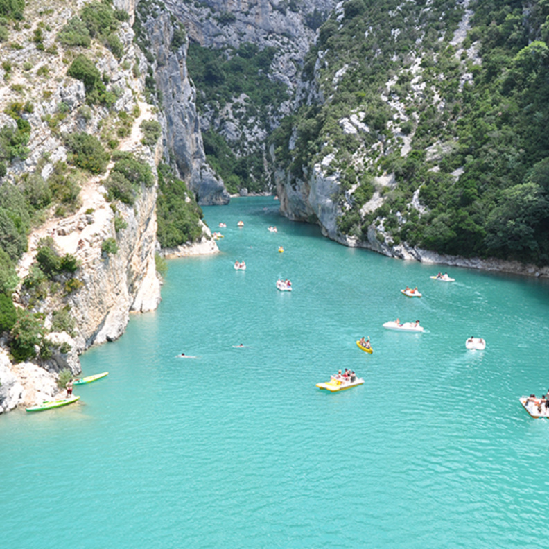 مشهد لبحيرة انيسي