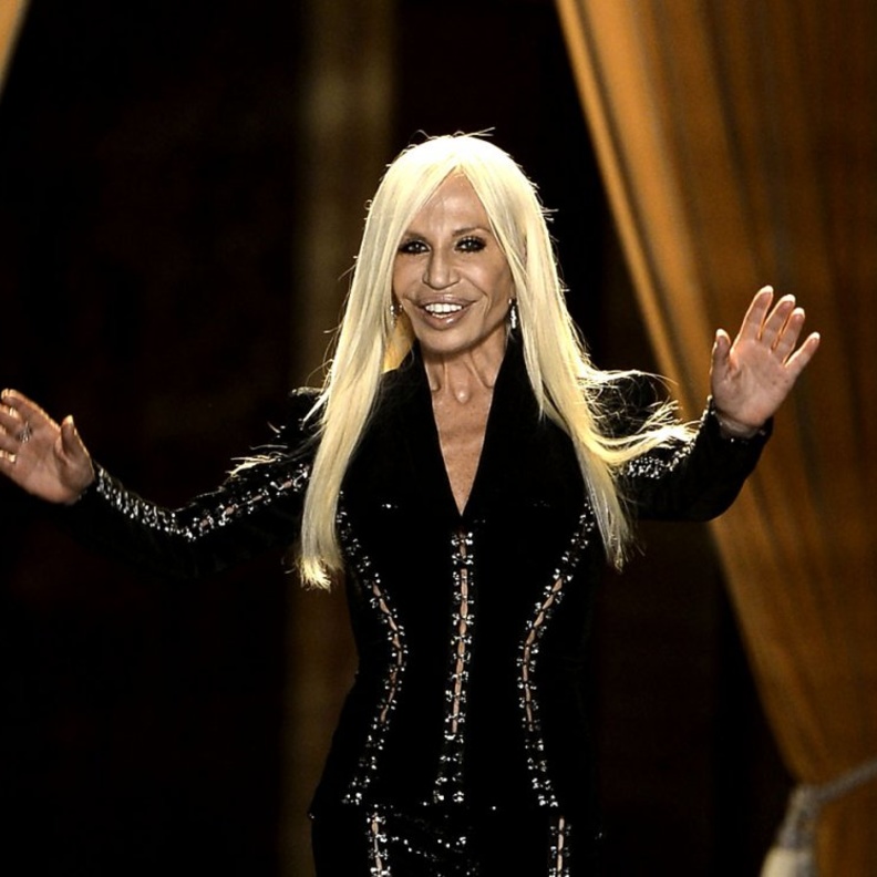 دوناتيلا فيرساتشي حمت العلامة الراقية من الانهيار