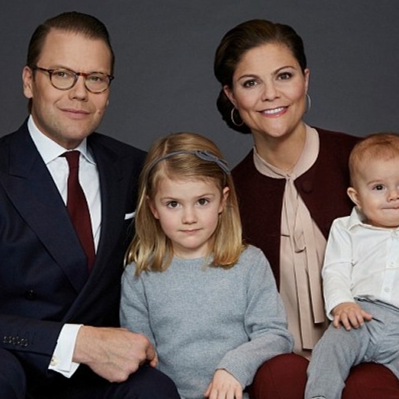 الأميرة فيكتوريا تنشر صورة رسمية لطفلها الثاني التقطتها بنفسها