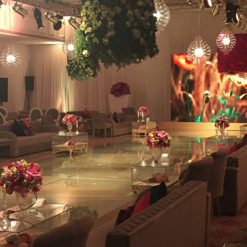 تنظيم قاعة زفاف من تصميم سارة آل الشيخ