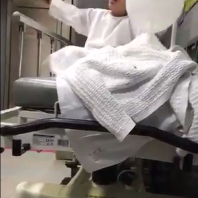 فيديو طريف..طفل سعودي يغني تحت تأثير المخدر قبل عملية جراحية