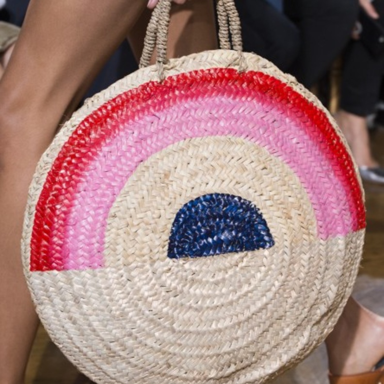 حقيبة قشّ باللون الابيض مع تطريزات ملوّنة من فانيسا سيوارد - vanessa seward