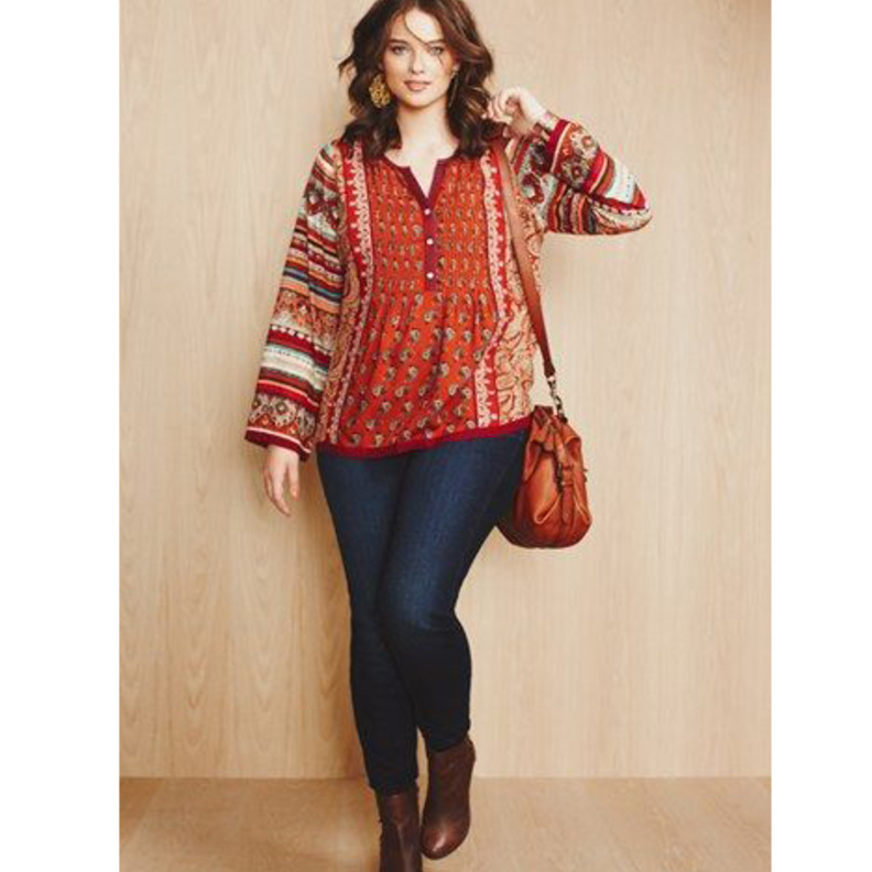 اختاري قميص فضفاض مع بنطلون جينز لاخفاء ترهلات البطن