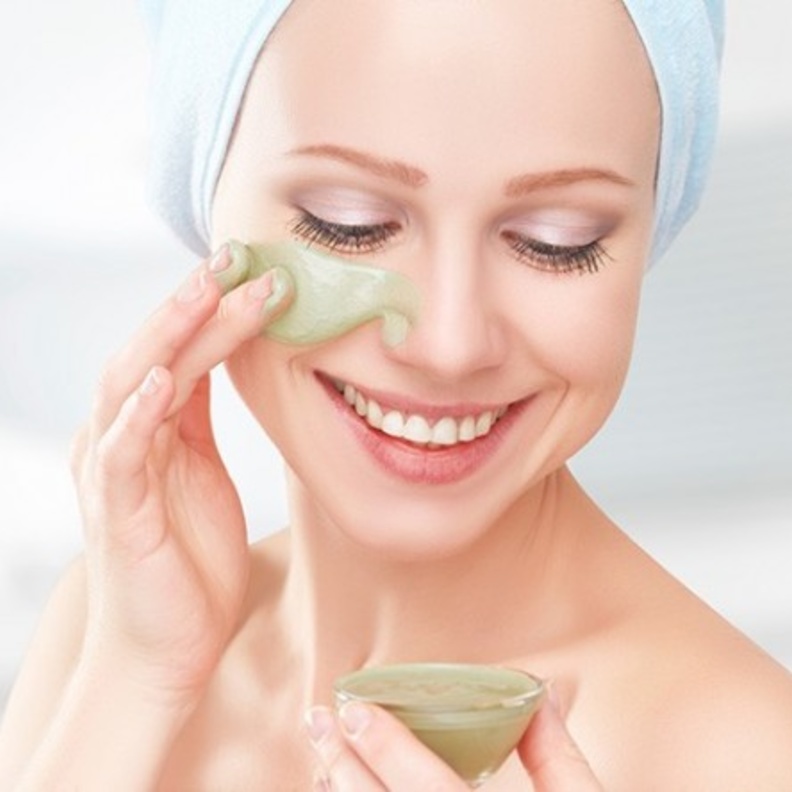 يعالج قناع الطين الهندي العديد من مشاكل البشرة