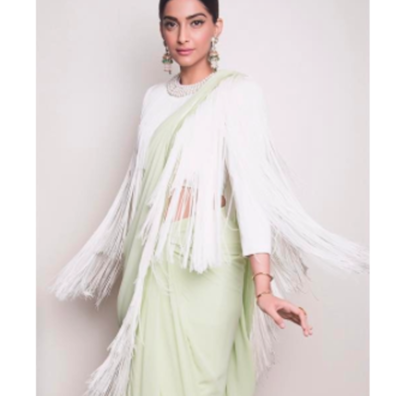 سونام كابور متألقة بساري عصري بصيحة الشراشيب الرائجة