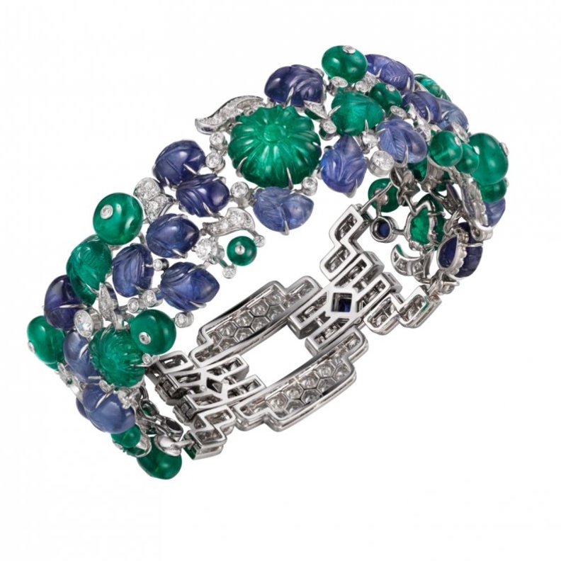 أسوارة كارتييه من البلاتين والياقوت والزمرد والماس