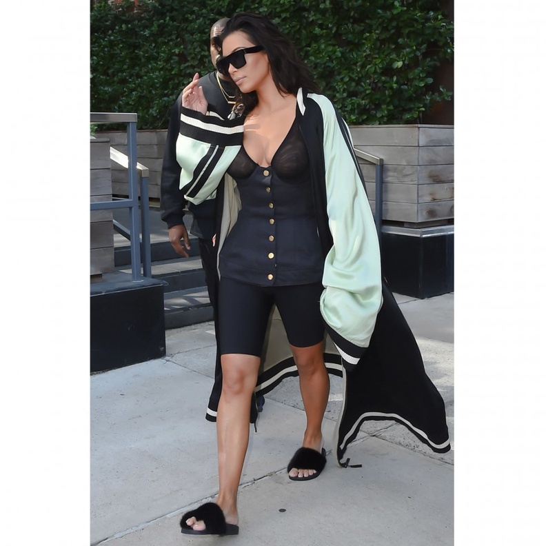 كيم كارداشيان في اسلوب كاجوال