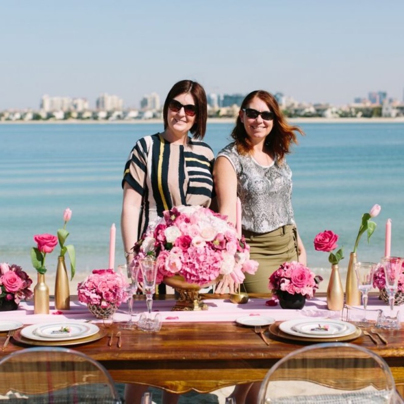 كايلي كارلسون مديرة الأكاديمية العربية لتنظيم حفلات مع احدى الطالبات