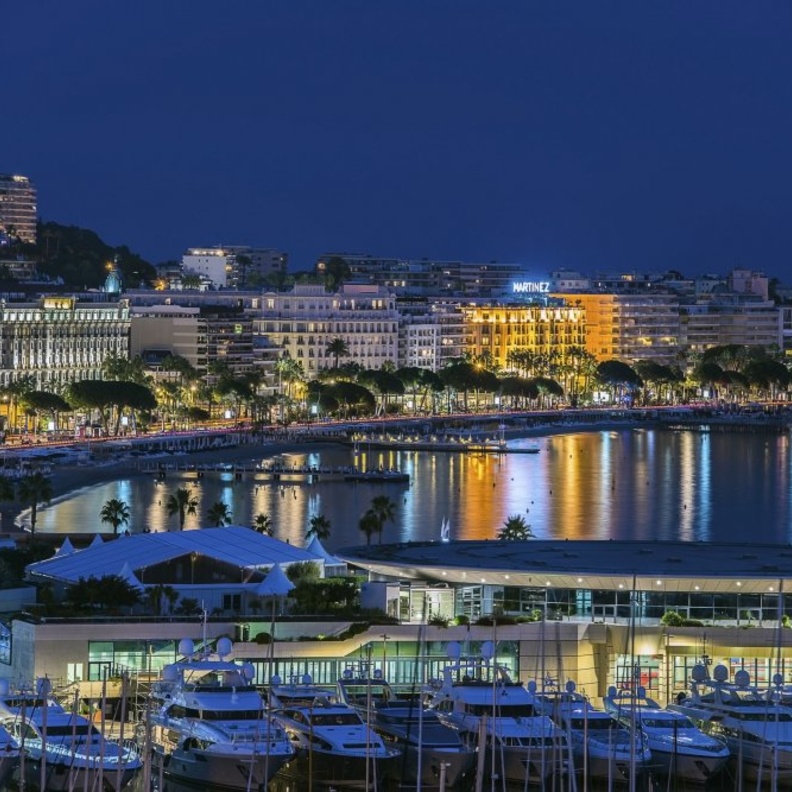 كان الفرنسية تجذب المشاهير 