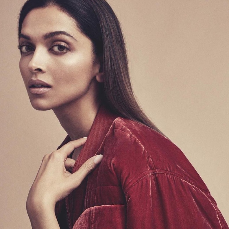 تعرضت ديبيكا للانتقاد بسبب إطلالتها في واحدة من صورها التي نشرت في العدد الجديد لمجلة  Maxim