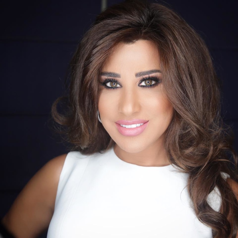 نجوى كرم تطبق مكياج عيون مشعّ وشبه طبيعي