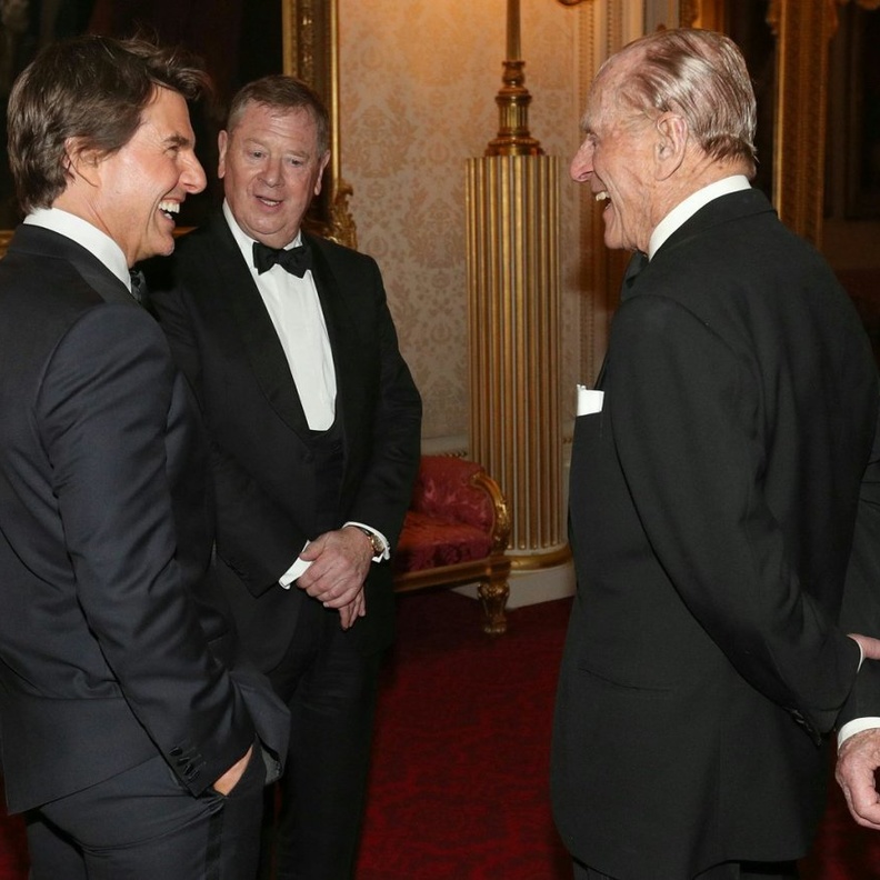 توم كروز يقابل الأمير فيليب في قصر باكنجهام