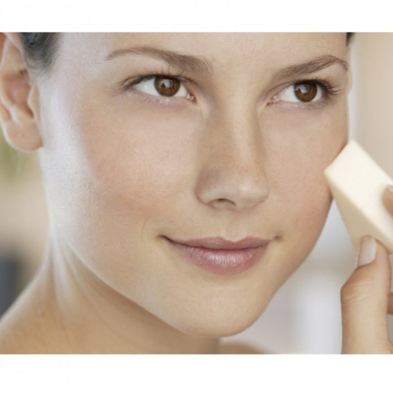 توزيع كريم الأساس بالأسفنجة لثباته