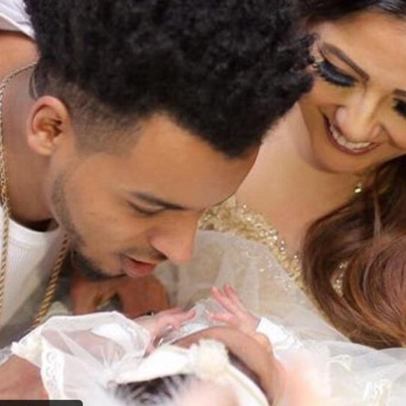 مي كساب وزوجها وابنتهما