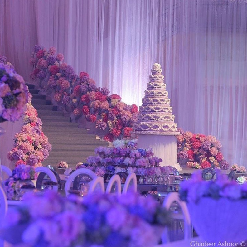 كوشة مبتكرة لديكور الزفاف بشكل بسيط ولكن جمال المجسد البستاني اعطاها رقي وفخامة