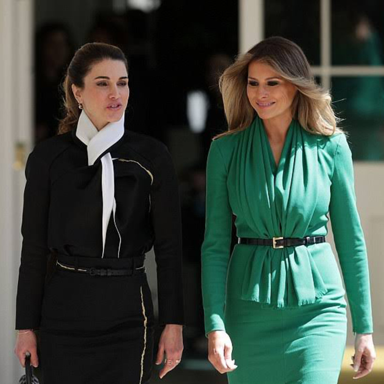 فستان كلاسيكي مستقيم ولمسات ملكية من اختيار الملكة رانيا