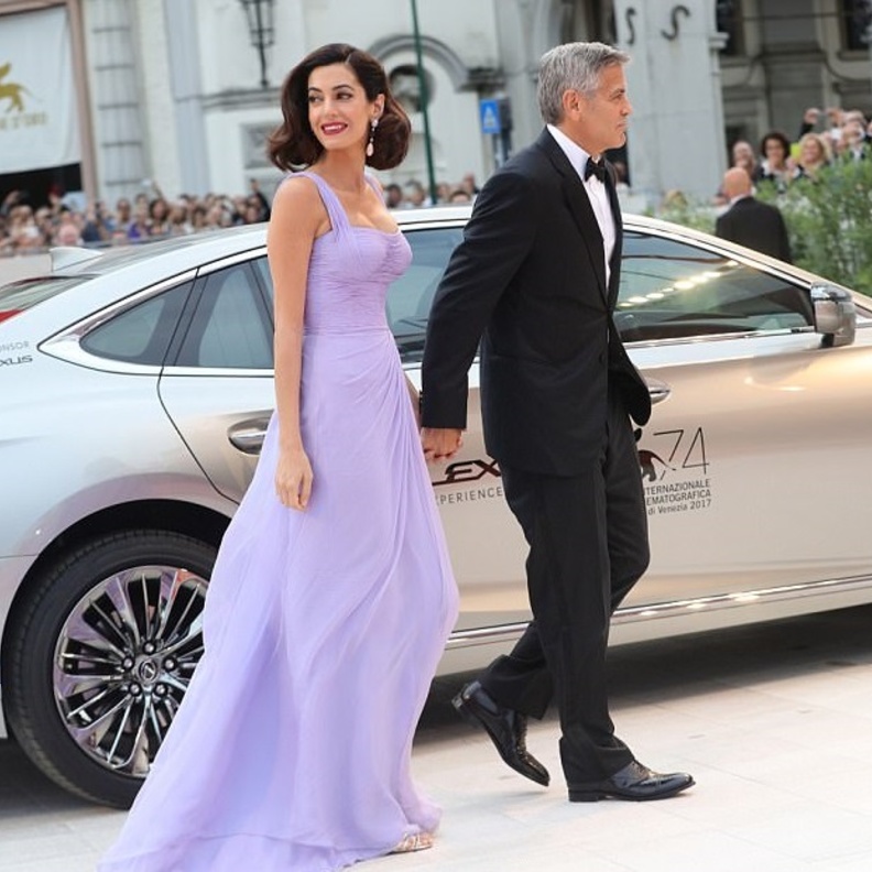 أمل كلوني بدت في غاية الاناقة بعد الولادة