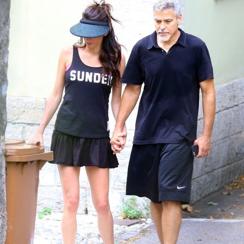 أمل كلوني ترتدي موضة البنطلون الواسع والفضفاض بتوقيع دار روزي أسولين ROSIE ASSOULIN