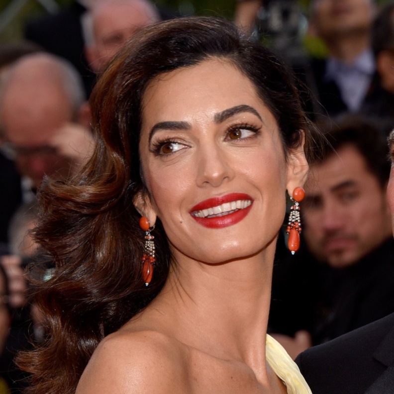 أمل كلوني ترتدي أقراط بأحجار المرجان من كارتييه في مهرجان كان