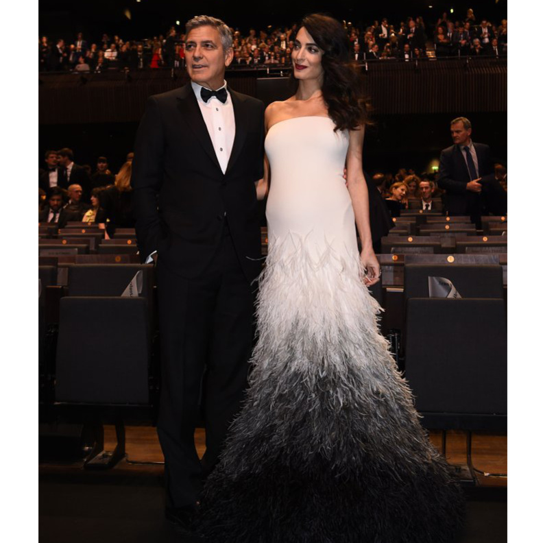 أمل كلوني تطلّ بأجمل موديلات فساتين سهرة من دار اتيليه فيرزاتشي ‏Atelier Versace