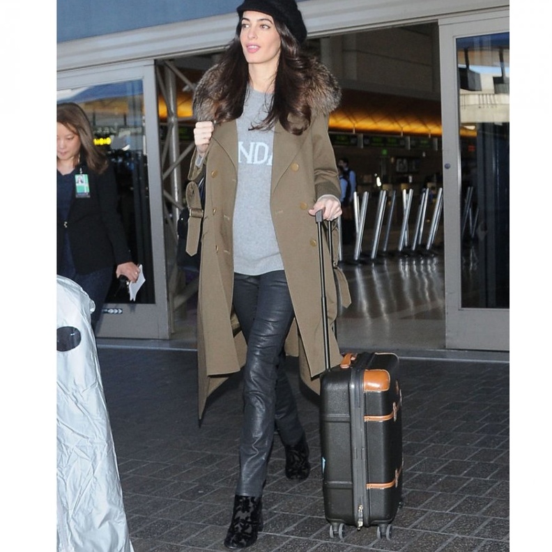 امل كلوني في آخر إطلالة لها مع زوجها في مطار لوس انجلوس بثياب كاجوال