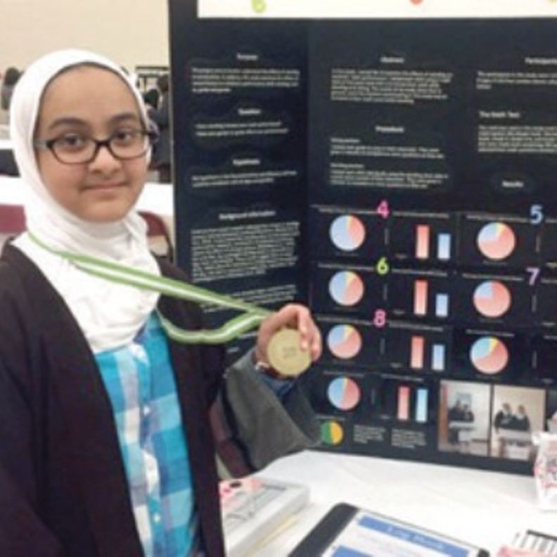 يهدف البحث إلى قياس تأثير الجلوس الخاطئ على الأداء الأكاديمي