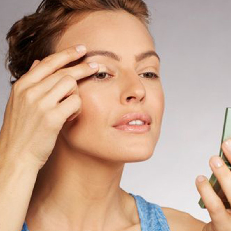 يتم توزيع كونتور العين من زاوية العين الداخلية وصولا إلى الزاوية الخارجية