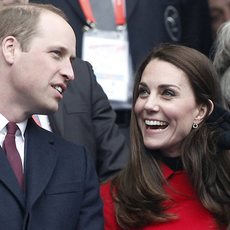 إطلالة أنيقة باللون الأحمر حيث ارتدت معطف فستان من ماركة