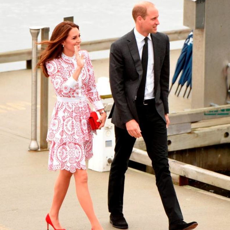 لأميرة كيت ميدلتون بفستان أحمر وأبيض