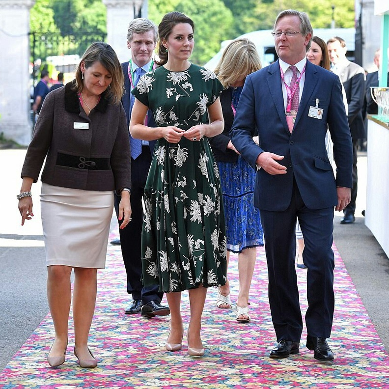 الاميرة كيت ميدلتون kate Middleton تتمايل بفستان عصري وربيعي