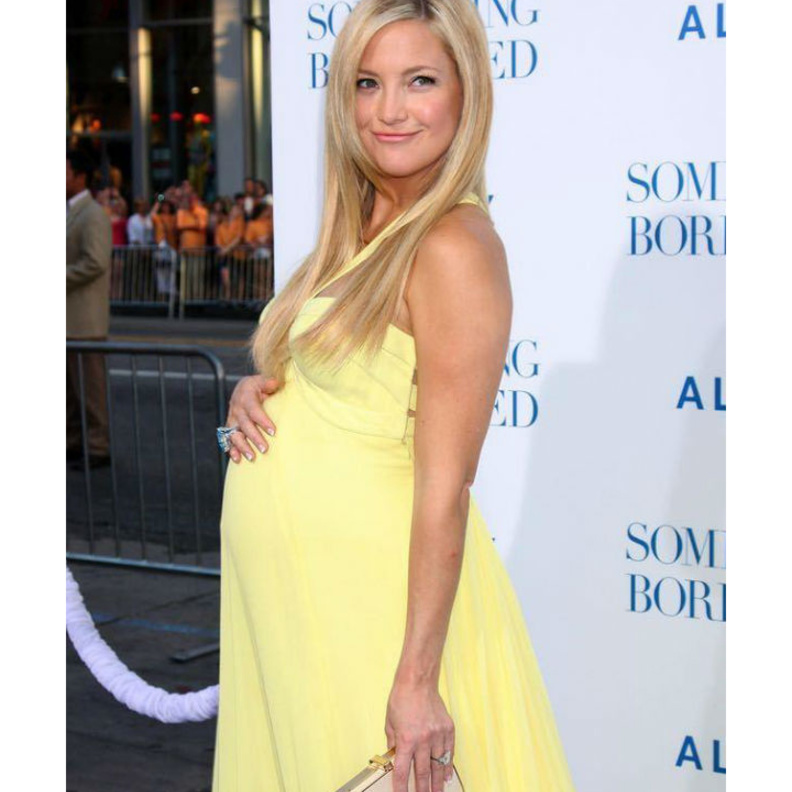 الممثلة كيت هادسون وهي حامل