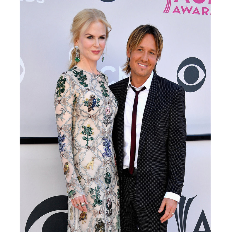 نيكول كيدمان NICOLE KIDMANتختار فستان طويل ابيض مع التطريز بتوقيع ألكسندر ماكوين ALEXANDER MCQUEEN