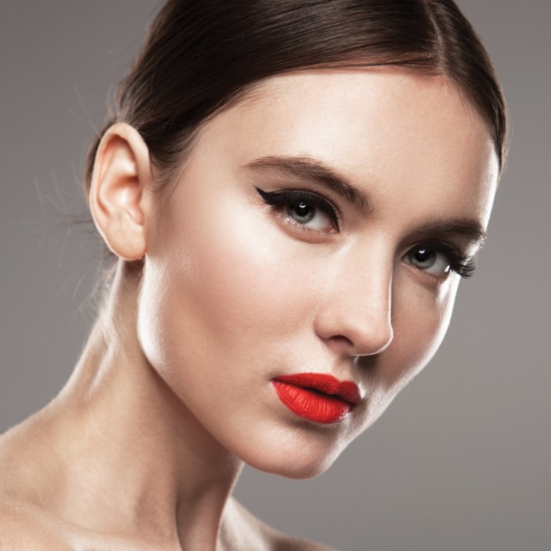 طريقة وضع الايلاينر للعيون الصغيرة 