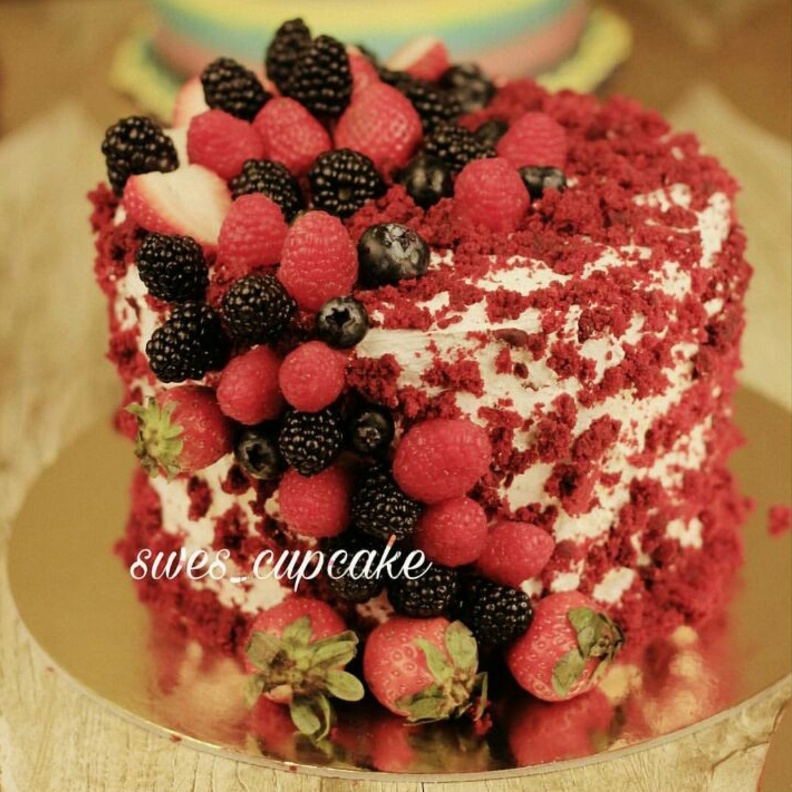 احدى كيكات دورة تزيين من المدربة رقية خوجة