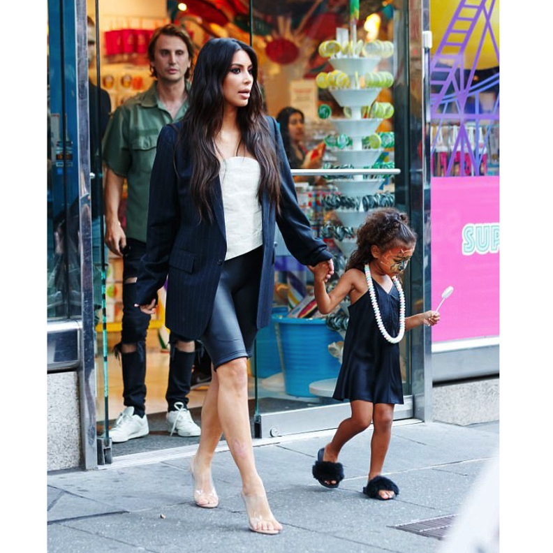 اللون الأسود غلب على هذه الاطلالات العصرية التي اختارتها كيم لها ولابنتها