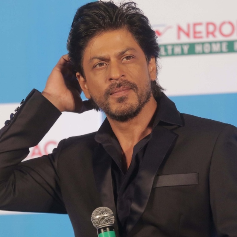 شاروخان لا يريد الاقتراب من السياسة مطلقا